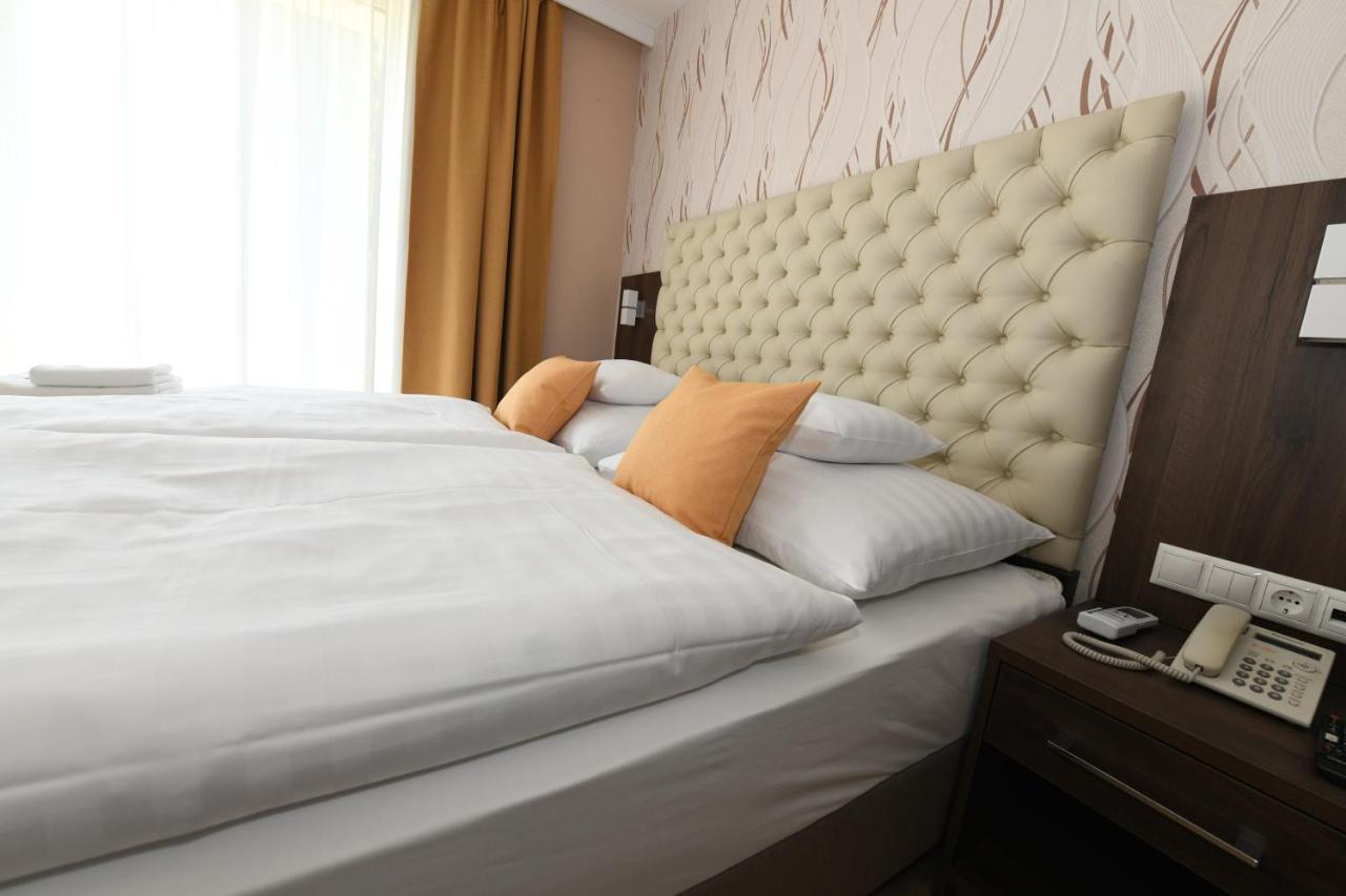 Jade Hotel-ezuesthid Отель Веспрем