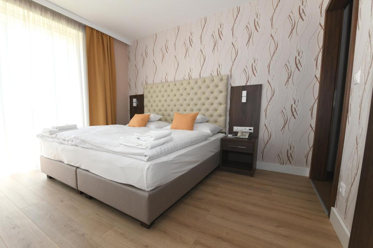 Jade Hotel-ezuesthid Отель Веспрем