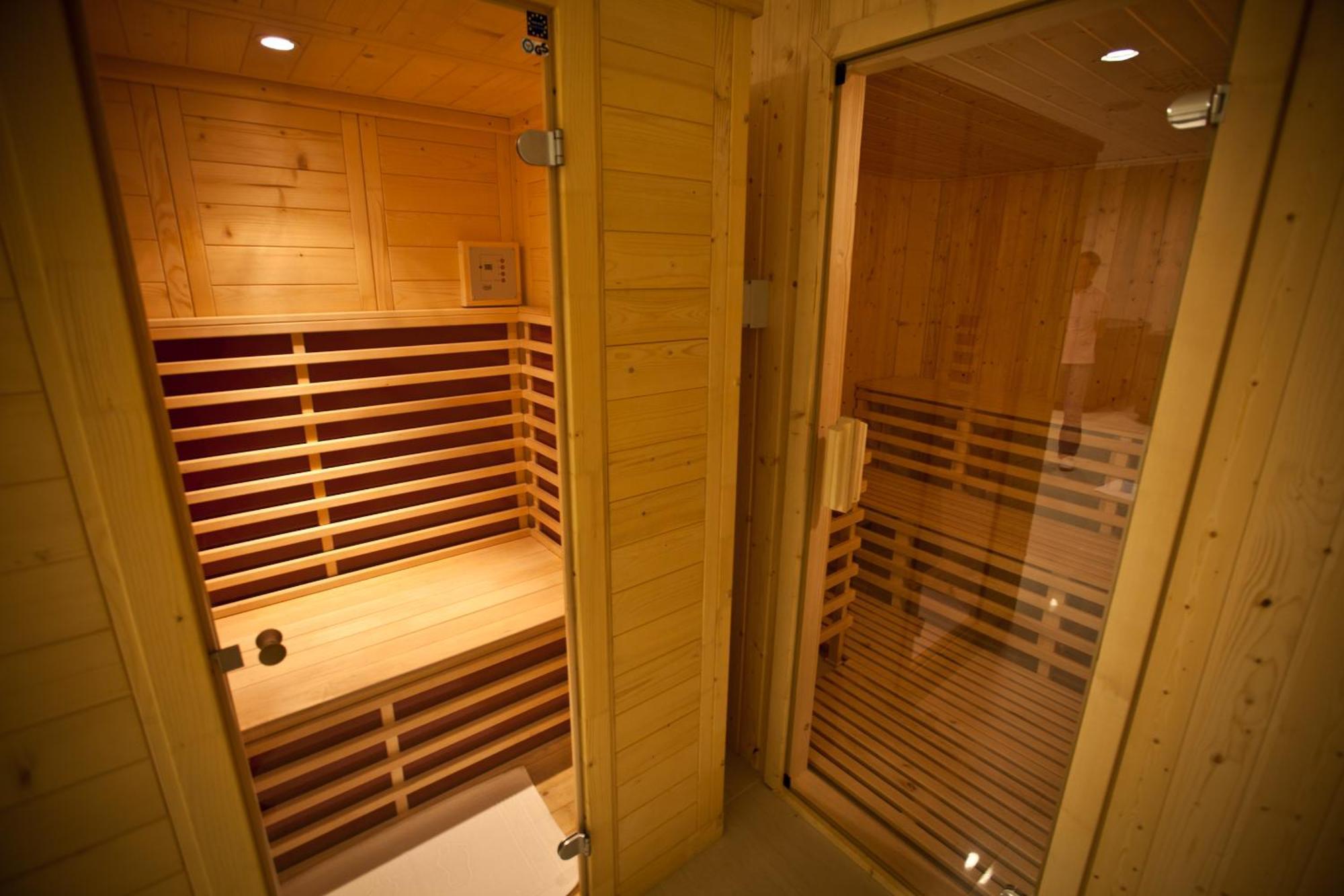 Jade Hotel-ezuesthid Отель Веспрем