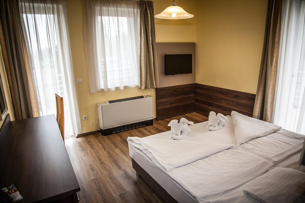 Отель Jade Hotel-ezuesthid Веспрем