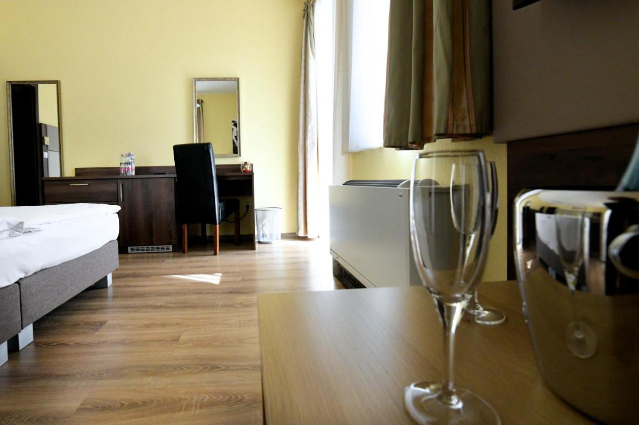 Jade Hotel-ezuesthid מלון 4*