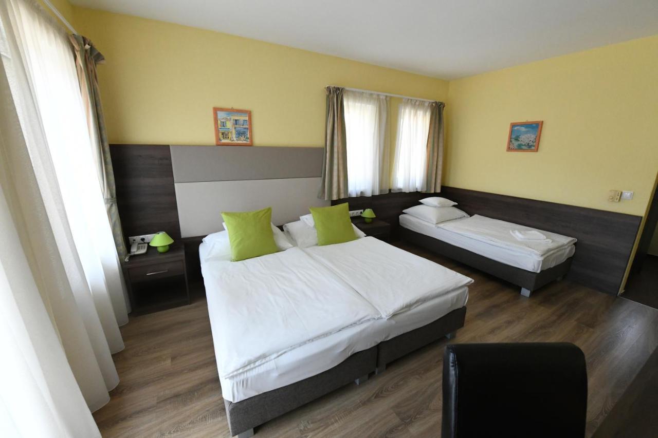 Jade Hotel-ezuesthid Отель Веспрем