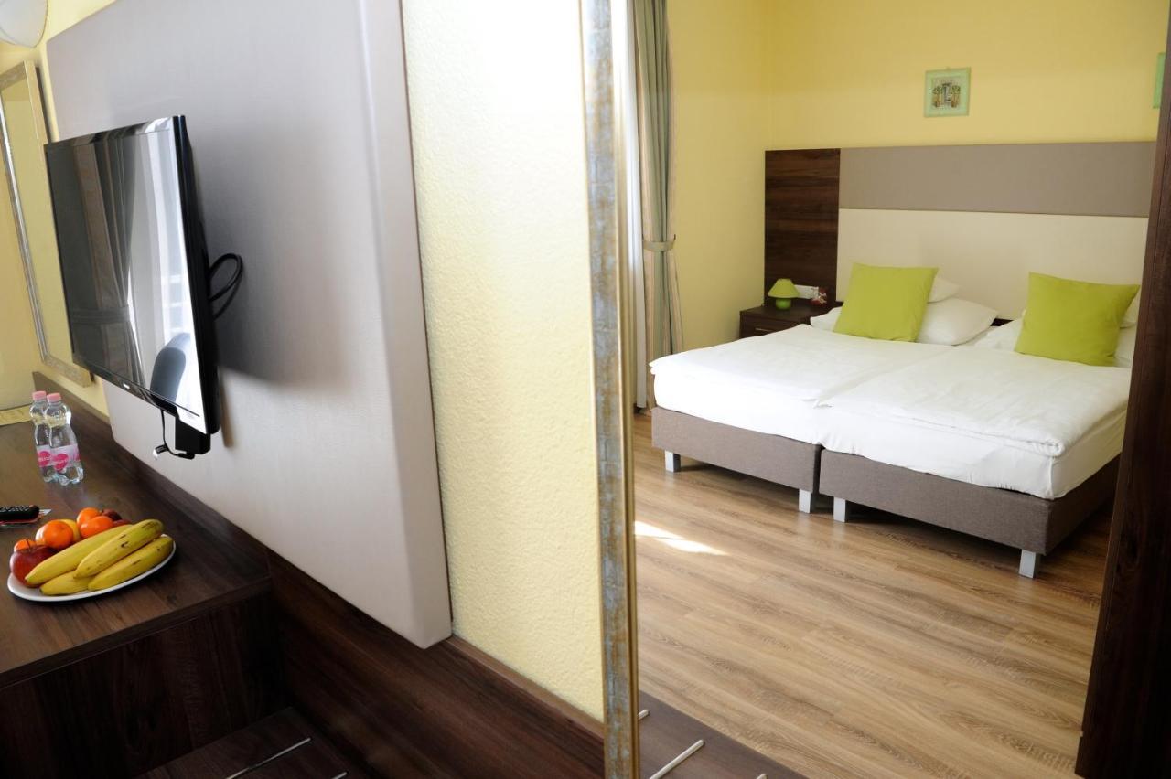 Jade Hotel-ezuesthid Отель Веспрем