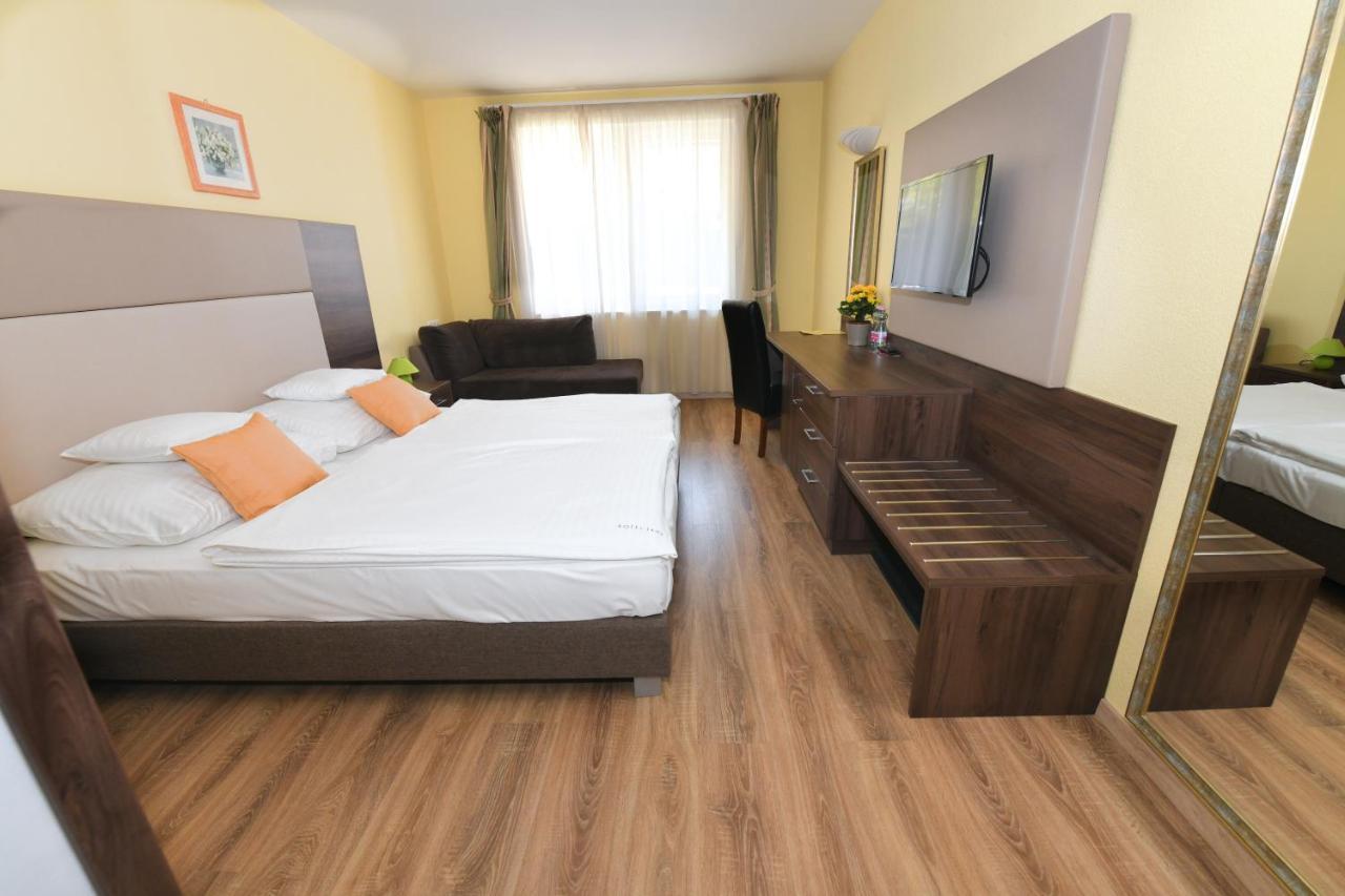 Jade Hotel-ezuesthid Отель Веспрем