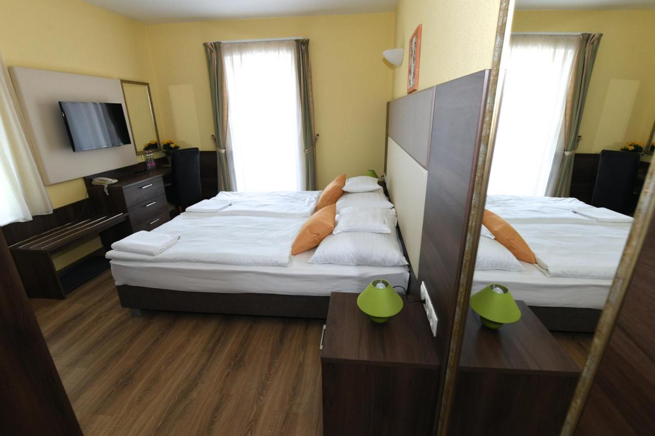 Jade Hotel-ezuesthid Отель Веспрем